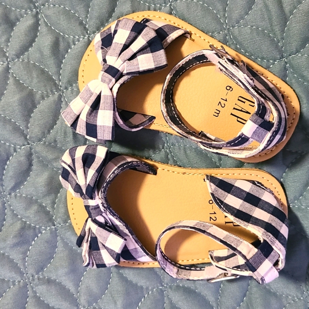 NWOT Gap baby shoes (6-12 months)